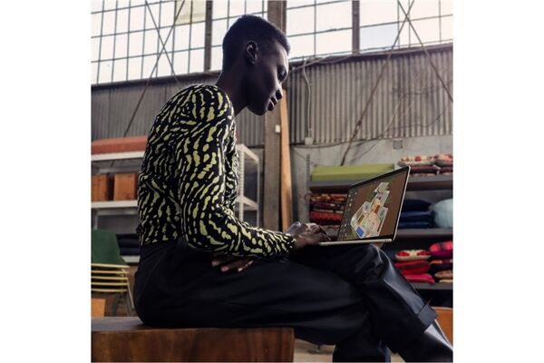 Apple MacBook Air 13" (MC8J4D/A) B-Ware